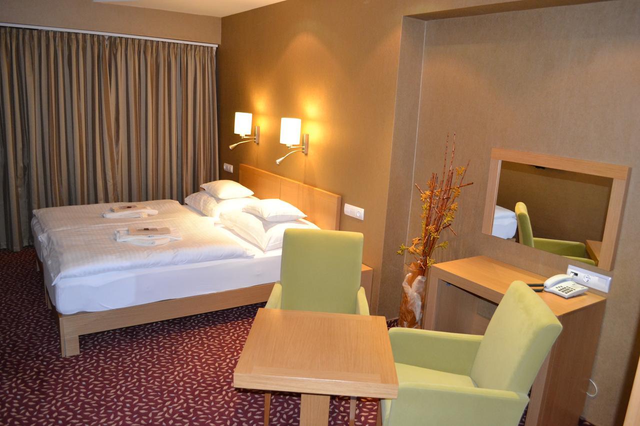 Debreceni Postas Udulo Hotel ภายนอก รูปภาพ